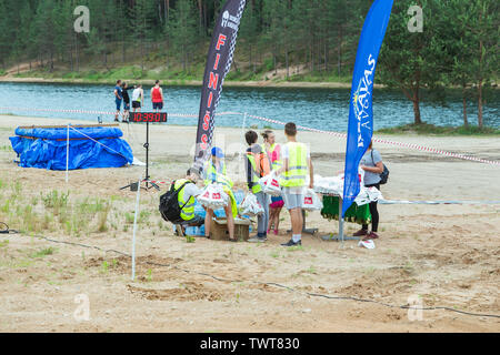Ikscile Ville, République de Lettonie. Courage la race, les gens étaient engagés dans des activités sportives. Surmonter divers obstacles et d'exécution. Un grand nombre d'au Banque D'Images