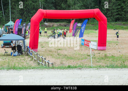 Ikscile Ville, République de Lettonie. Courage la race, les gens étaient engagés dans des activités sportives. Surmonter divers obstacles et d'exécution. Un grand nombre d'au Banque D'Images