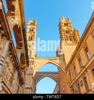 Tourné à l'angle des clochers de la cathédrale de Palerme, Italie Banque D'Images