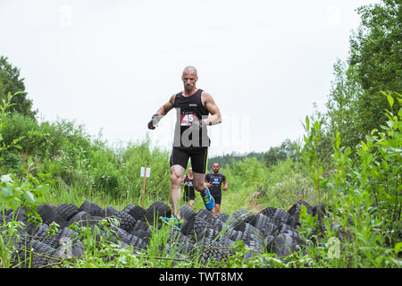Ikscile Ville, République de Lettonie. Courage la race, les gens étaient engagés dans des activités sportives. Surmonter divers obstacles et d'exécution. Un grand nombre d'au Banque D'Images