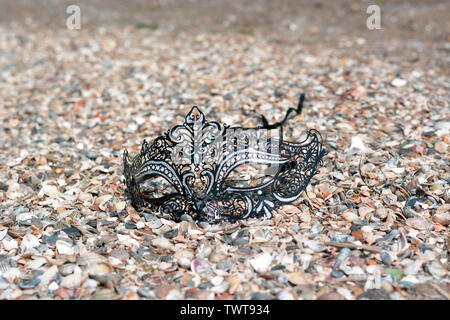 Un masque de carnaval est arrivé sur la plage Banque D'Images