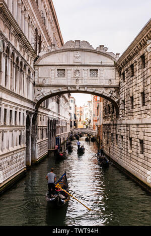 Les gondoles et le Pont des Soupirs à Venise, Italie Banque D'Images