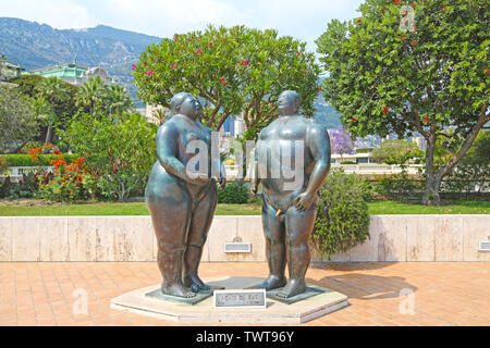 Monte-Carlo, Monaco - 13 juin 2014 : statue en bronze d'Adam et Eve dans le jardin près de l'opéra et du casino Banque D'Images