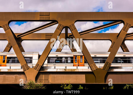 Vue symétrique de train à grande vitesse sur le GE19 Bridge, Shoreditch, London, UK Banque D'Images