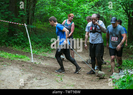 Ikscile Ville, République de Lettonie. Courage la race, les gens étaient engagés dans des activités sportives. Surmonter divers obstacles et d'exécution. Un grand nombre d'au Banque D'Images