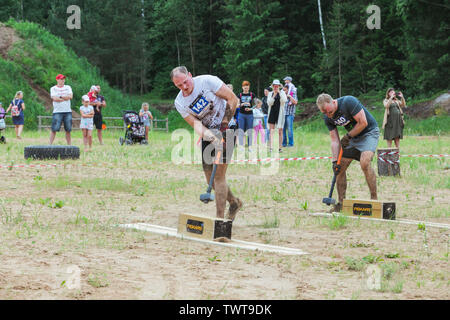Ikscile Ville, République de Lettonie. Courage la race, les gens étaient engagés dans des activités sportives. Surmonter divers obstacles et d'exécution. Un grand nombre d'au Banque D'Images
