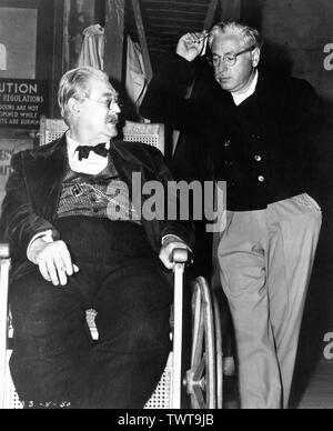 LIONEL BARRYMORE et Josef von Sternberg sur le plateau de tournage franc DUEL AU SOLEIL de King Vidor directeur 1946 producteur David O. Selznick Vanguard Films / Selznick International Pictures / Selznick Releasing Organization Banque D'Images