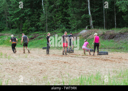 Ikscile Ville, République de Lettonie. Courage la race, les gens étaient engagés dans des activités sportives. Surmonter divers obstacles et d'exécution. Un grand nombre d'au Banque D'Images