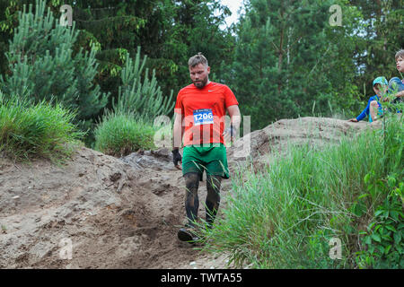 Ikscile Ville, République de Lettonie. Courage la race, les gens étaient engagés dans des activités sportives. Surmonter divers obstacles et d'exécution. Un grand nombre d'au Banque D'Images