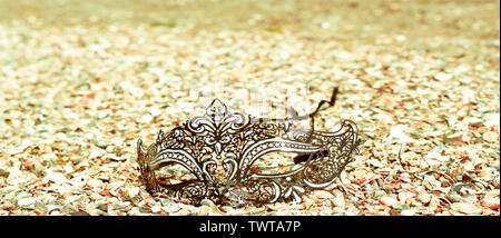 Un masque de carnaval est arrivé sur la plage Banque D'Images