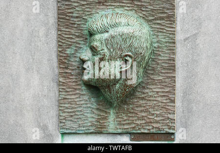 Sculpture bas-relief Mémorial JFK sur la place Eyre, Galway City, Irlande Banque D'Images