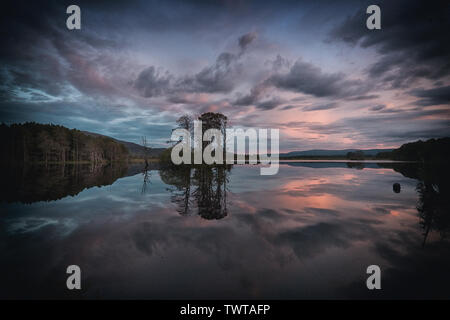 Purple Sky réflexions dans le Loch Mallachie Banque D'Images