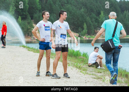 Ikscile Ville, République de Lettonie. Courage la race, les gens étaient engagés dans des activités sportives. Surmonter divers obstacles et d'exécution. Un grand nombre d'au Banque D'Images