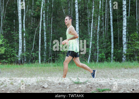Ikscile Ville, République de Lettonie. Courage la race, les gens étaient engagés dans des activités sportives. Surmonter divers obstacles et d'exécution. Un grand nombre d'au Banque D'Images