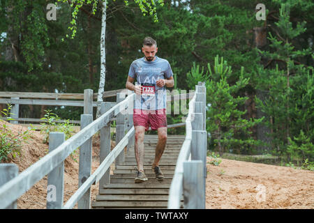 Ikscile Ville, République de Lettonie. Courage la race, les gens étaient engagés dans des activités sportives. Surmonter divers obstacles et d'exécution. Un grand nombre d'au Banque D'Images