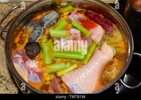 La cuisine espagnole traditionnelle et porc ragoût de poulet avec boudin, chorizo et légumes. La cuisine espagnole de Nutrition marmite. Espagne, 2019. Banque D'Images