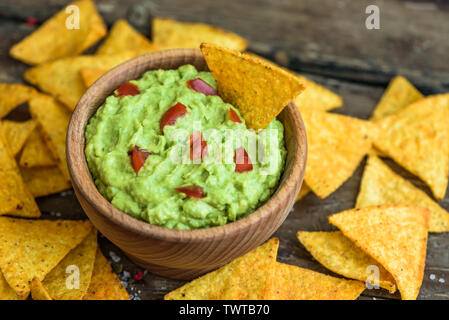 Guacamole au bol en bois avec des croustilles Banque D'Images