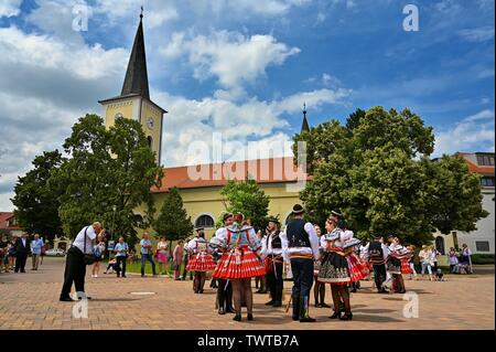 Brno - Bystrc, République tchèque, Juin 22, 2019. Fête traditionnelle tchèque. Folk Festival. Filles et garçons danser dans de beaux costumes. Un vieux Christian h Banque D'Images