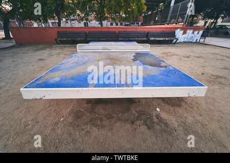 Table de ping-pong bleue dans le parc Banque D'Images