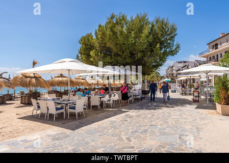MALLORCA, ESPAGNE - 6 mai 2019 : promenade en bord de mer à Port de Pollença (Puerto Pollença), une station familiale populaire dans le nord-ouest de Majorque. Espagne Banque D'Images