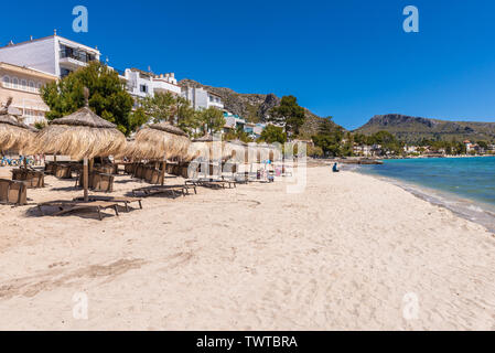 MALLORCA, ESPAGNE - 6 mai 2019 : paille des parasols sur la plage à Port de Pollença (Puerto Pollença), une station familiale populaire dans le nord-ouest de Mallor Banque D'Images