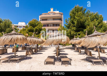 MALLORCA, ESPAGNE - 6 mai 2019 : paille des parasols sur la plage à Port de Pollença (Puerto Pollença), une station familiale populaire dans le nord-ouest de Mallor Banque D'Images