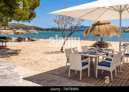 MALLORCA, ESPAGNE - 6 mai 2019 : : Restaurant sur la promenade du bord de mer à Port de Pollença (Puerto Pollença), une station familiale populaire dans le nord-ouest de Banque D'Images