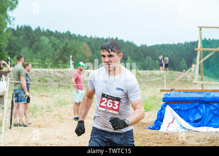 Ikscile Ville, République de Lettonie. Courage la race, les gens étaient engagés dans des activités sportives. Surmonter divers obstacles et d'exécution. Un grand nombre d'au Banque D'Images