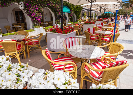 MALLORCA, ESPAGNE - 6 mai 2019 : Tables et chaises pour restaurant en bord de mer à Port de Pollença (Puerto Pollença), une station familiale populaire dans le nord-ouest Banque D'Images