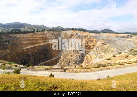 La mine de Martha est une mine d'or à ciel ouvert dans la ville de Waihi de Nouvelle-Zélande. La photo montre les grands glissements de terrain qui s'est produite en avril 2015 et 2016. Banque D'Images