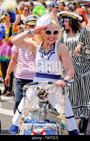 Participant Parade salue pendant l'événement.La 37e parade annuelle de sirène a eu lieu à Coney Island, à New York. C'est la plus grande parade de l'art aux Etats-Unis et l'un des plus grands de la ville de New York les évènements de l'été. Banque D'Images