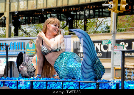 Dame vêtue d'un costume de sirène lors de l'événement.La 37e parade annuelle de sirène a eu lieu à Coney Island, à New York. C'est la plus grande parade de l'art aux Etats-Unis et l'un des plus grands de la ville de New York les évènements de l'été. Banque D'Images