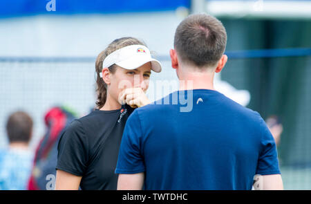 Eastbourne UK 23 juin 2019 - Johanna Konta de Grande-Bretagne s'entretient avec son équipe qu'elle pratique sur une cour à l'extérieur de la vallée de la nature qui a eu lieu le tournoi international de tennis du Devonshire Park à Eastbourne . Crédit photo : Simon Dack / TPI / Alamy Live News Banque D'Images