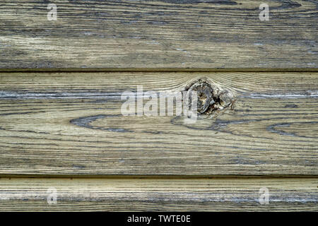 Abstrait, semi-horizontal jaune-stained, clôture en bois de lamelles en bois avec noeud simple ; le format paysage. Banque D'Images