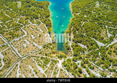 La côte Adriatique Croate, beau paysage à Sibenik channel, vieux champs l'agriculture et de turquoise bay avec des yachts et bateaux, vue aérienne Banque D'Images