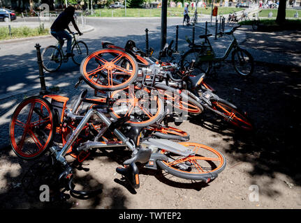 Berlin, Allemagne. 23 Juin, 2019. Des vélos de location de l'entreprise chinoise Mobike gisent en tas sur le bord de la route à Kreuzberg. Credit : Christoph Soeder/dpa/Alamy Live News Banque D'Images