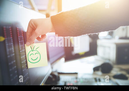 Commentaires et la motivation concept : Smiley illustration à la place de travail Banque D'Images