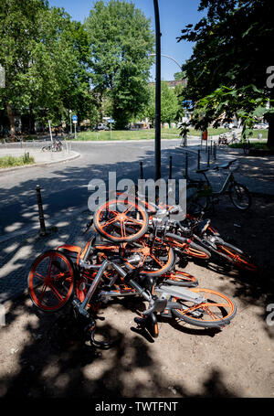 Berlin, Allemagne. 23 Juin, 2019. Des vélos de location de l'entreprise chinoise Mobike gisent en tas sur le bord de la route à Kreuzberg. Credit : Christoph Soeder/dpa/Alamy Live News Banque D'Images