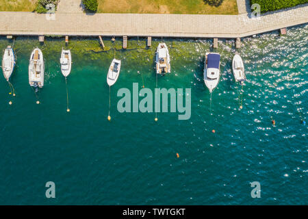 Vue aérienne de yachts et voiliers de plaisance en Sibenik, Croatie. Bateaux blanc dans le bleu de l'eau de mer. Banque D'Images