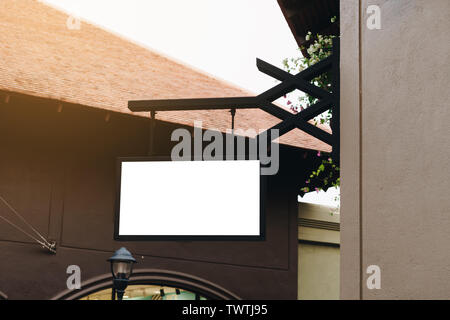 Affichage vide et maquette vierge hanging on street with copy space Banque D'Images