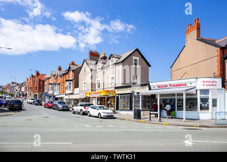 Boutiques en bord de route et l'hébergement à Rhos en Rhos-on-Sea Wales UK Banque D'Images