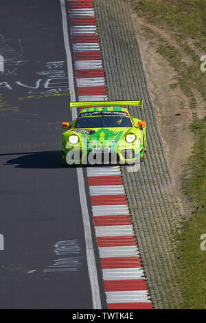 Nürburgring, Rhénanie-Palatinat, Allemagne. 23 Juin 2019.La Porsche GT3R de l'équipe d'Manthey-Racing avec chauffeurs Earl Bamber, Michael Christensen, Kevin Estre et Laurens Vanthoor, qui a été en tête pendant un long moment, passe les 'Brünnchen' sur la Nordschleife. Autour de 160 véhicules sur une chasse de 24 heures pour la victoire, à l'essai d'environ 580 pilotes à partir de 32 pays. Photo : Thomas Frey/dpa dpa : Crédit photo alliance/Alamy Live News Banque D'Images