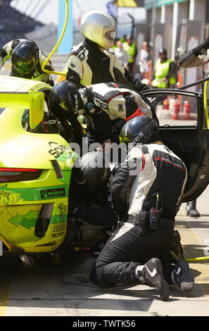 Nürburgring, Rhénanie-Palatinat, Allemagne. 23 Juin 2019.Le long des Porsche GT3R de l'équipe d'Manthey-Racing avec les pilotes Earl Bamber, Michael Christensen, Kevin Estre et Laurens Vanthoor seront fournis dans les fosses. Autour de 160 véhicules sur une chasse de 24 heures pour la victoire, à l'essai d'environ 580 pilotes à partir de 32 pays. Photo : Thomas Frey/dpa dpa : Crédit photo alliance/Alamy Live News Banque D'Images