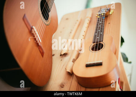 Ukulele accrochés sur une étagère en bois, Close up photo Banque D'Images