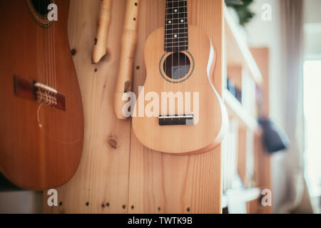 Ukulele accrochés sur une étagère en bois, Close up photo Banque D'Images