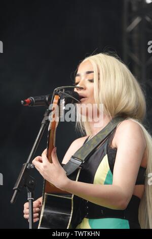 Sefton Park, Liverpool, Royaume-Uni. 23 Juin, 2019. Jade Tabitha une femme urbaine nouvelle artiste, musicien chanteur auteur-compositeur mises de l'avant par l'introduction de la BBC et de radio 1Xtra sur scène à l'Afrique 2019 Oye Music Festival à Liverpool Sefton Park.Le festival gratuit est le plus grande célébration de la musique des Caraïbes et d'Afrique et de la culture et attire des milliers de personnes au cours de la fin de semaine. Credit : Ken biggs/Alamy Live News Banque D'Images