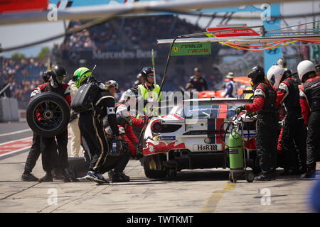 Nürburgring, Rhénanie-Palatinat, Allemagne. 23 Juin 2019.La Ferrari 488 GT3 GT3 de l'équipe Wochenspiegel Monschau avec les pilotes Georg Weiss, Leonard Weiss, Indy Dontje et Hendrik va encore d'annuler un arrêt au stand. Autour de 160 véhicules sur une chasse de 24 heures pour la victoire, à l'essai d'environ 580 pilotes à partir de 32 pays. Photo : Thomas Frey/dpa dpa : Crédit photo alliance/Alamy Live News Banque D'Images