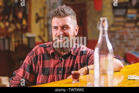 Détente au bar branché. Bar lieu de détente pour prendre un verre et vous détendre. Homme avec barbe passez boire de l'alcool fort de loisirs. Boire pour le plaisir. Hipster brutal homme barbu assis au comptoir du bar. Vendredi soir. Banque D'Images