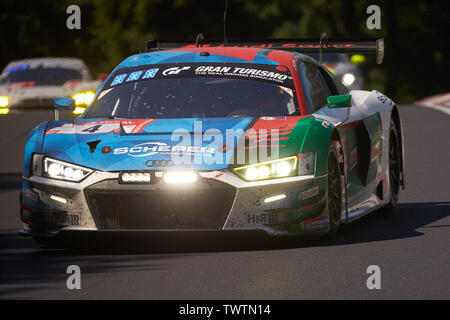 Nürburgring, Rhénanie-Palatinat, Allemagne. 23 Juin 2019.L'Audi R8 LMS du Audi Sport Team Phoenix avec les pilotes Pierre Kaffer, Frank Stippler, Frédéric Vervisch et assèche Vanthoor passe l 'Brünnchen' sur la Nordschleife. Autour de 160 véhicules sur une chasse de 24 heures pour la victoire, à l'essai d'environ 580 pilotes à partir de 32 pays. Photo : Thomas Frey/dpa dpa : Crédit photo alliance/Alamy Live News Banque D'Images