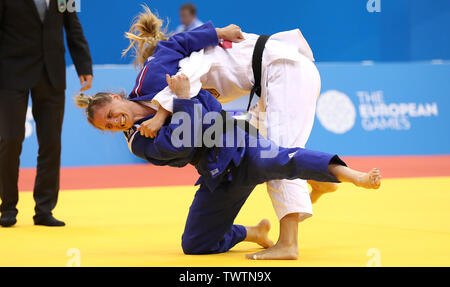 Great Britain's Alice Schlesinger (bleu) sur sa façon de gagner son 63kg trimestre dernier match face à l'Allemagne, au cours de jour Martyna Trajdos trois des jeux européens 2019 à Minsk. Banque D'Images